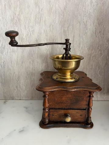 Antieke houten koffiemolen beschikbaar voor biedingen