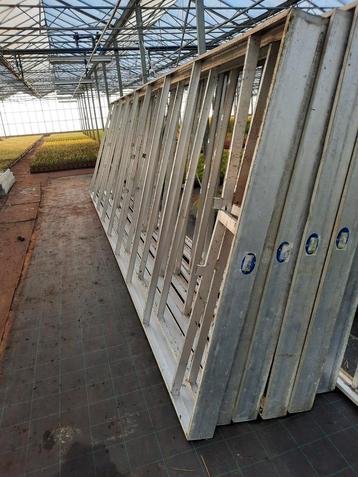Aluminium kader kan dienen als hek of poort  beschikbaar voor biedingen