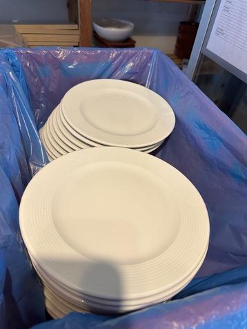 Verschillende dinerborden beschikbaar voor biedingen