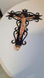 Crucifix  en fer forgé  et christ céramique  année  1958, Enlèvement ou Envoi