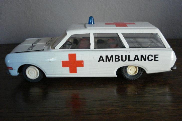 Opel Rekord B (Ambulance)., Hobby & Loisirs créatifs, Voitures miniatures | Échelles Autre, Utilisé, Voiture, Enlèvement ou Envoi