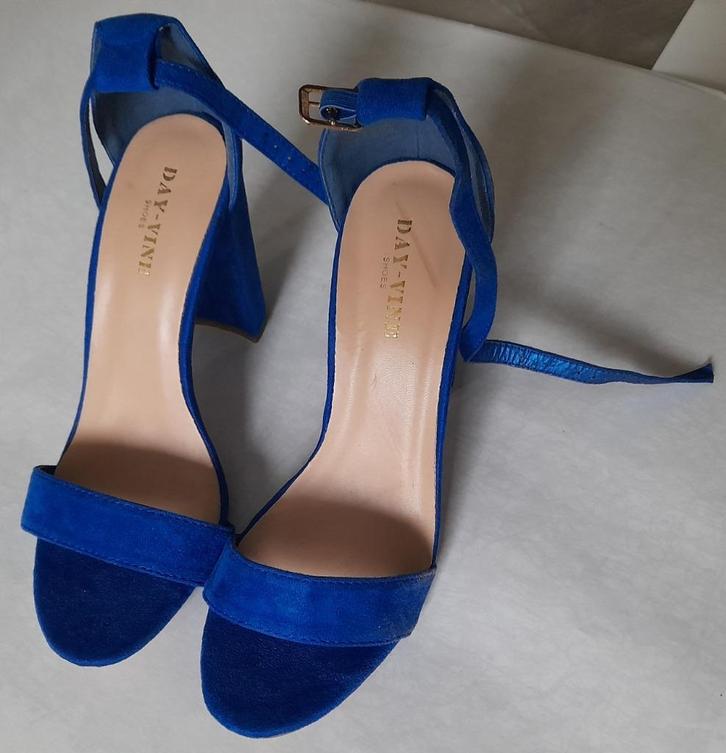 Mooie, blauwfluwelen hakschoenen, Kleding | Dames, Schoenen, Zo goed als nieuw, Schoenen met lage hakken, Blauw, Ophalen of Verzenden