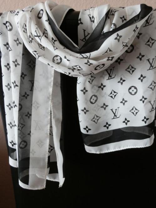 Louis Vuitton logo sjaal. Zijde., Kleding | Dames, Mutsen, Sjaals en Handschoenen, Zo goed als nieuw, Sjaal, Ophalen of Verzenden