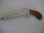 oude blikopener hout metaal in de vorm van een pistool, Ophalen of Verzenden
