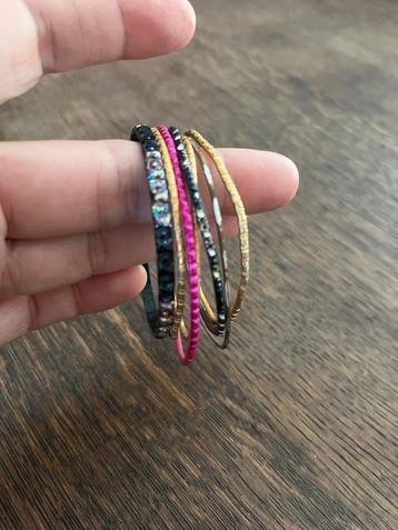 7 armbandjes beschikbaar voor biedingen