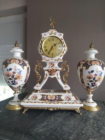 vintage pendule met decoratieve vazenset beschikbaar voor biedingen