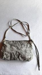 Zwart/wit handtasje lange riem; rits met lange flosj; clutch, Handtassen en Accessoires, Tassen | Damestassen, Ophalen of Verzenden