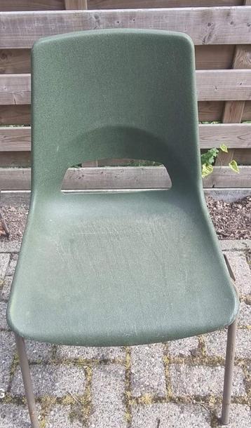 19 stapestoele groen     gratis beschikbaar voor biedingen