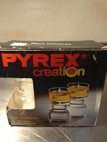 Zwevende lampen” van het merk Pyrex Creation. Het is een  beschikbaar voor biedingen