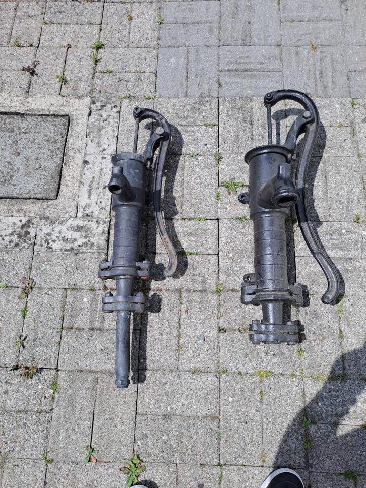 2 anciennes pompes à eau en fonte, Jardin & Terrasse, Décoration murale de jardin, Utilisé, Enlèvement