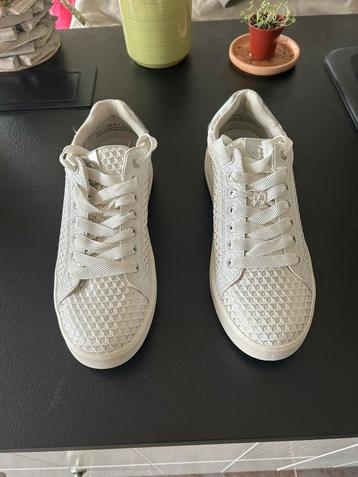 Gloednieuwe prachtige witte sneakers maat 39 Tamaris beschikbaar voor biedingen