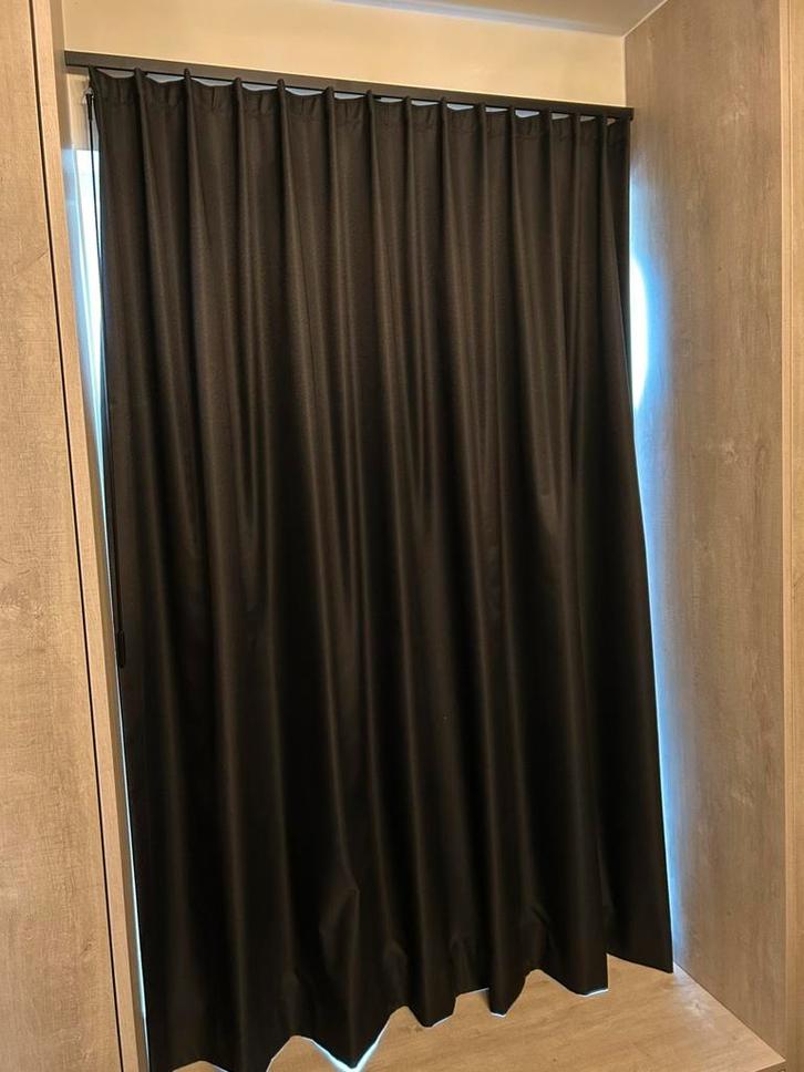 Prachtige zwarte verduisterende overgordijn met rail, Huis en Inrichting, Stoffering | Gordijnen en Lamellen, Nieuw, 150 tot 200 cm