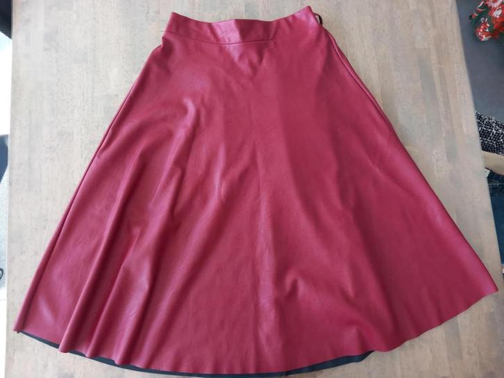 rode lange rok in lederlook maat 38 miss one, Kleding | Dames, Rokken, Zo goed als nieuw, Maat 38/40 (M), Rood, Onder de knie
