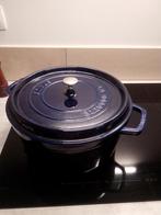 Staub la cocotte 30cm, Huis en Inrichting, Keuken | Potten en Pannen, Ophalen, Zo goed als nieuw, Koekenpan of Braadpan, Gietijzer