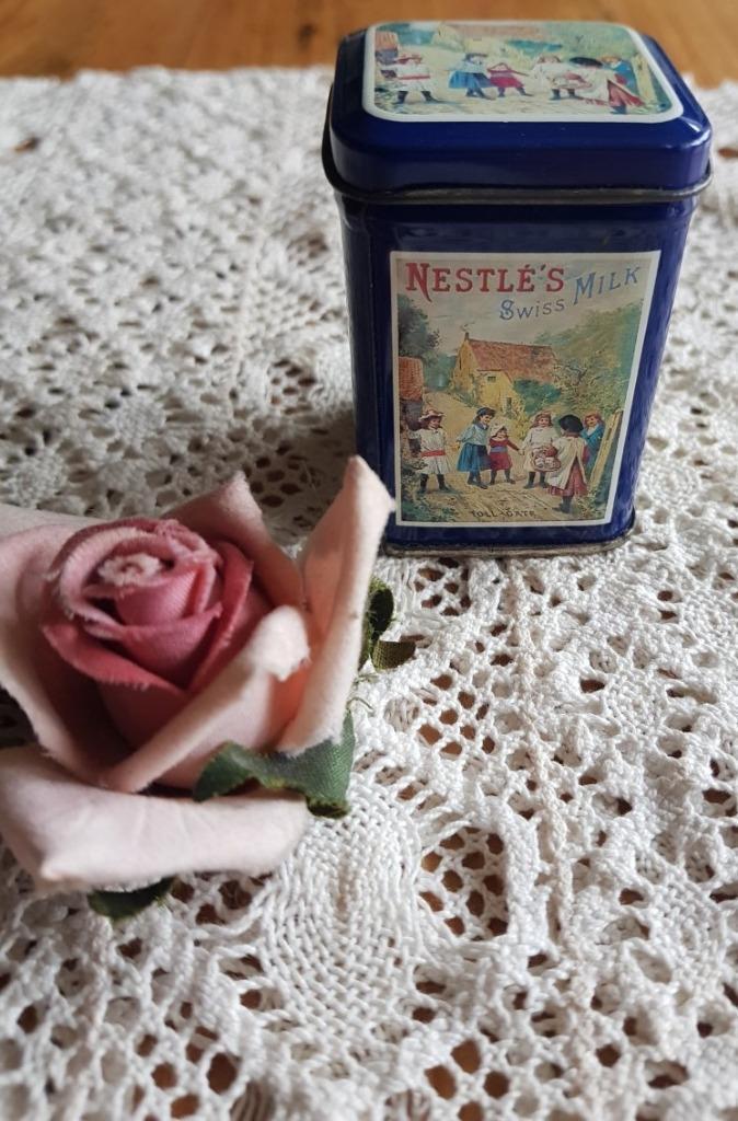 Mini Nestlé blikje met nostalgische kinder afbeelding, Verzamelen, Blikken, Gebruikt, Overige, Overige merken, Ophalen of Verzenden