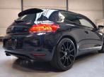 Volkswagen Scirocco DSG black pack 1.4 TSI 160pk eibach, Auto's, Volkswagen, Automaat, Euro 5, Stof, Zwart