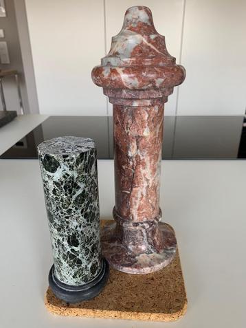 Koppel originele ronde sokkels in diverse antieke marmers ., Enlèvement ou Envoi