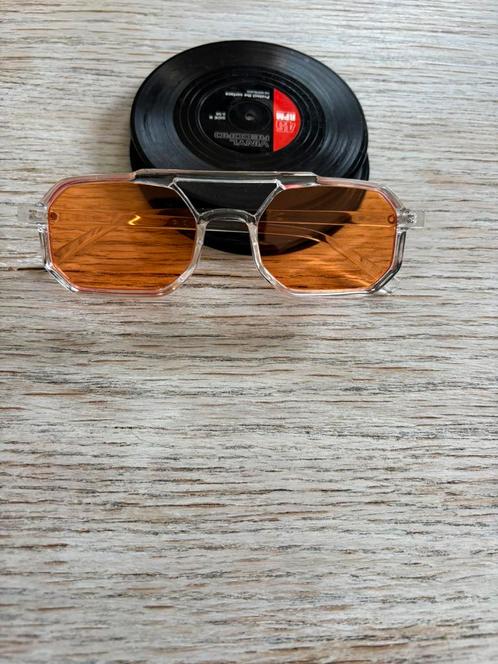 Zonnebril met doorzichtige tak en oranje glas, Handtassen en Accessoires, Zonnebrillen en Brillen | Heren, Zo goed als nieuw, Zonnebril