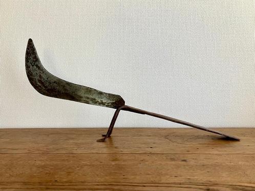 Speciaal oud mes op voet, Antiek en Kunst, Curiosa en Brocante, Ophalen