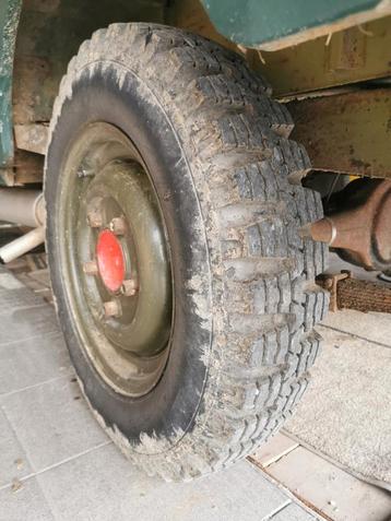 Cherche pneu NATO 6.00-16  beschikbaar voor biedingen
