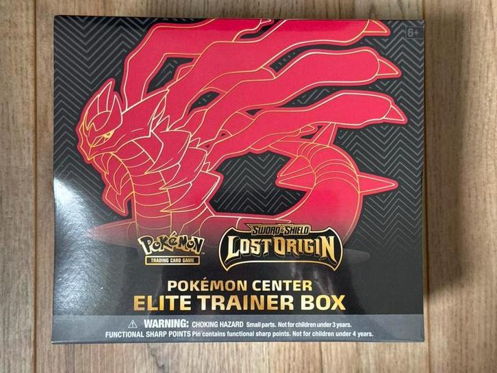 EN Pokémon Center Exclusive Lost Origin Elite Trainer Box, Hobby en Vrije tijd, Verzamelkaartspellen | Pokémon, Nieuw, Boosterbox