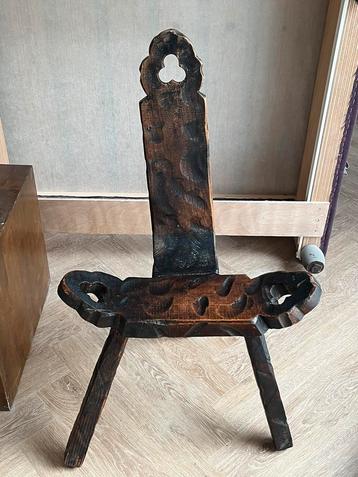 Vieille petite chaise d’église en bois