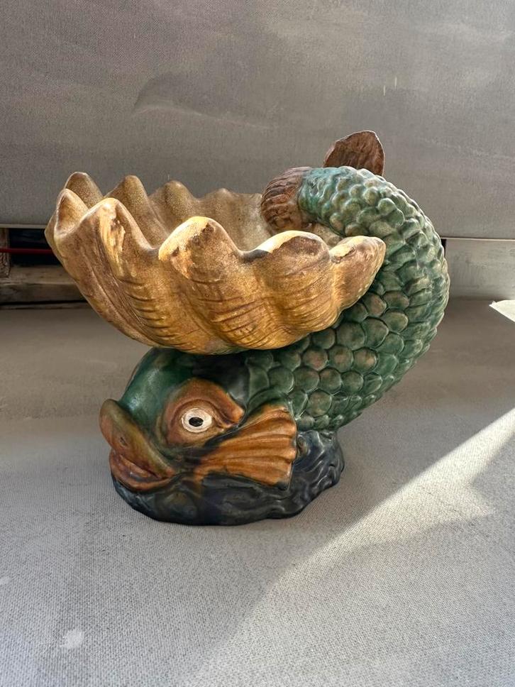 Decoratieve geëmailleerde keramische beker met vis en schelp, Antiek en Kunst, Antiek | Keramiek en Aardewerk, Ophalen of Verzenden