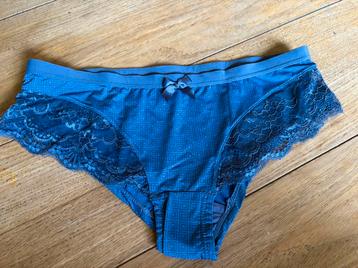 Leuke slip met kant beschikbaar voor biedingen