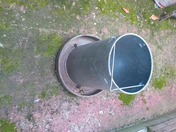 grote drink of etensbak voor kippen of gevogelte beschikbaar voor biedingen
