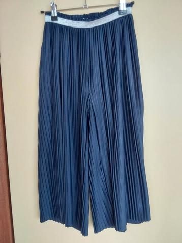 Blauwe broek met plooien en zilveren aantrekband 128 B&B beschikbaar voor biedingen