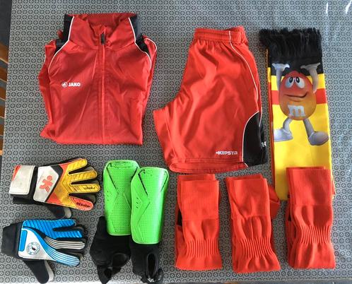 Lot de vêtements + accessoires de football taille 10 ans, Kinderen en Baby's, Kinderkleding | Maat 140, Gebruikt, Jongen, Sport- of Zwemkleding