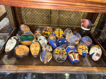 21 masques africains antiques  beschikbaar voor biedingen