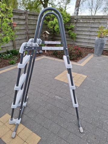 zwembadladder 90-107cm beschikbaar voor biedingen