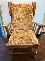 Mooie houten stoel met bijhorend kussen, Enlèvement