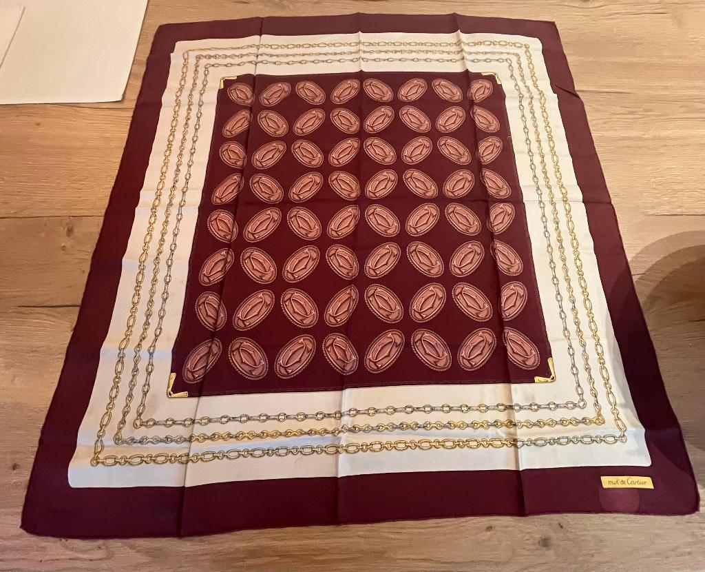 Foulard Cartier must de Cartier, Vêtements | Femmes, Cartier, Enlèvement, Porté