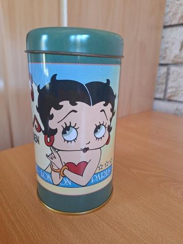 Betty's beroemde delicatesse. beschikbaar voor biedingen