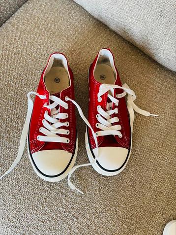🔥 Rode sneakers met lage bovenkant — Maat 38 🔥 beschikbaar voor biedingen