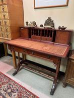 Eikenhouten bureautafel, Ophalen