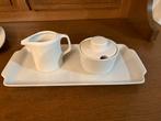 Porseleinen melk- en suikerpotje op bord, Huis en Inrichting, Keuken | Servies, Ophalen of Verzenden