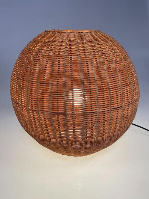 Vintage Rotan Bolvormige Vloerlamp/Tafellamp. Duitsland 80's, Maison & Meubles, Lampes | Autre, Utilisé, Enlèvement ou Envoi