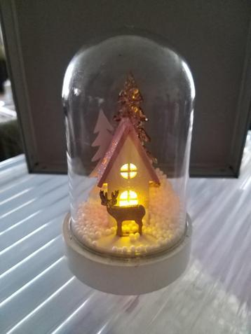 Kerst - stolp huisje, bomen, hert met licht, Diversen, Kerst, Ophalen of Verzenden, Zo goed als nieuw