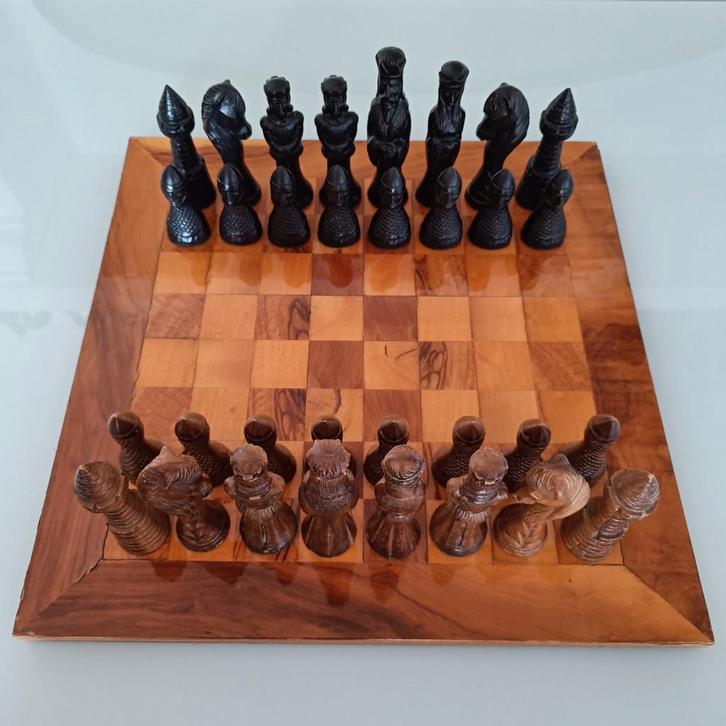 Ancien jeu d'échecs médiéval., Antiquités & Art, Antiquités | Accessoires de maison, Enlèvement ou Envoi