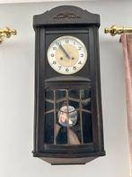 Werkende antieke wandklok, Ophalen