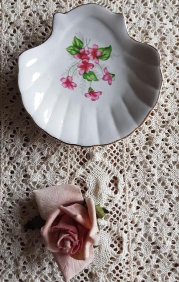 Porseleinen schelp schaaltje met roze bloemetjes beschikbaar voor biedingen