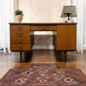 vintage bureau beschikbaar voor biedingen