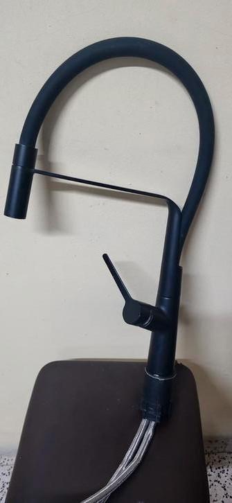 Zwarte keukenkraan beschikbaar voor biedingen