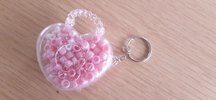 perles dans une boîte en forme de cœur - blanches et roses, Hobby & Loisirs créatifs, Fabrication de Perles & Bijoux, Neuf, Perle