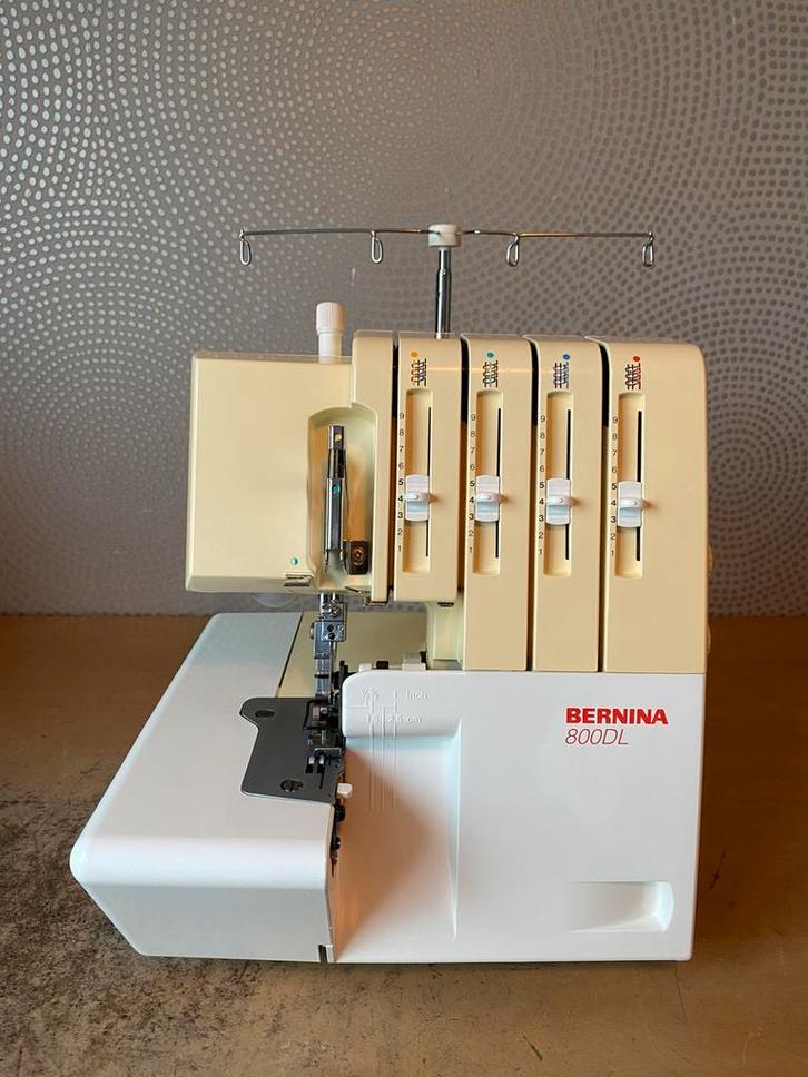 LOCKMACHINE BERNINA 800DL EN BON ÉTAT, Hobby & Loisirs créatifs, Machines à coudre & Accessoires, Utilisé, Surjeteuse, Bernina