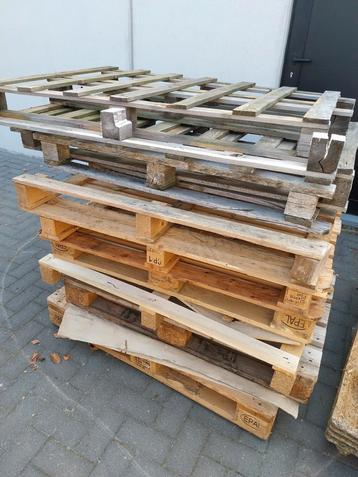 Gratis kapotte palletten: ideaal voor planken of brandhout beschikbaar voor biedingen