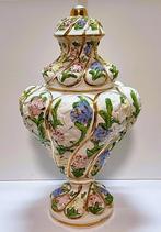 Italiaanse vaas in Capodimonte porselein., Antiek en Kunst, Ophalen of Verzenden